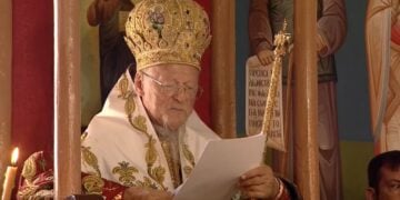 Ο Οικουμενικός Πατριάρχης Βαρθολομαίος κατά την ομιλία του στον πανηγυρίζοντα ναό του χωριού του, στους Αγίους Θεόδωρους της Ίμβρου (φωτ.: facebook/ Ecumenical Patriarchate)