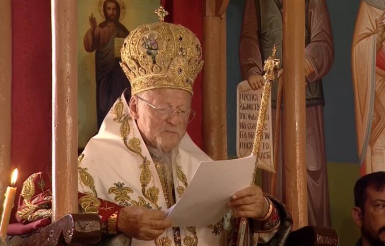 Ο Οικουμενικός Πατριάρχης Βαρθολομαίος κατά την ομιλία του στον πανηγυρίζοντα ναό του χωριού του, στους Αγίους Θεόδωρους της Ίμβρου (φωτ.: facebook/ Ecumenical Patriarchate)