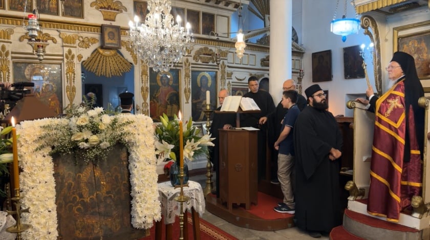Στιγμιότυπο από τον εσπερινό της εορτής της Κοιμήσεως της Θεοτόκου στην Ίμβρο (φωτ.: facebook/ Ecumenical Patriarchate)