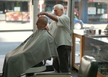 Από αριστερά, ο Κον Αποστολόπουλος δέχεται τη φροντίδα του φίλου του και συναδέλφου Κυριάκου Βασίλη (φωτ.: facebook/A Current Affair)
