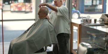 Από αριστερά, ο Κον Αποστολόπουλος δέχεται τη φροντίδα του φίλου του και συναδέλφου Κυριάκου Βασίλη (φωτ.: facebook/A Current Affair)