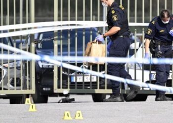 Αστυνομικοί συλλέγουν στοιχεία από την περιοχή όπου σημειώθηκαν οι πυροβολισμοί (φωτ.: EPA/Fredrik Sandberg)
