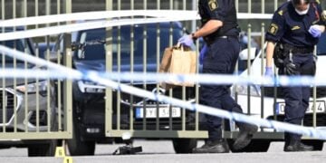 Αστυνομικοί συλλέγουν στοιχεία από την περιοχή όπου σημειώθηκαν οι πυροβολισμοί (φωτ.: EPA/Fredrik Sandberg)
