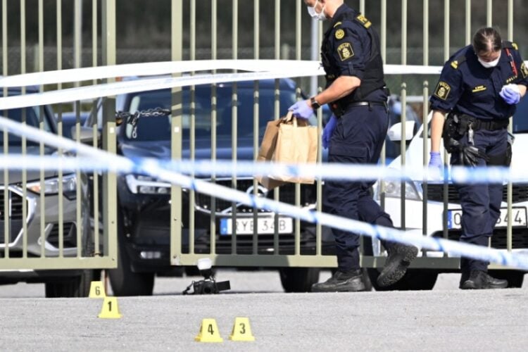 Αστυνομικοί συλλέγουν στοιχεία από την περιοχή όπου σημειώθηκαν οι πυροβολισμοί (φωτ.: EPA/Fredrik Sandberg)