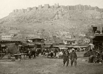 Η πόλη και το κάστρο της Παϊπούρτης (φωτ.:  
Λόρδος Warkworth, «Σημειώσεις από ημερολόγιο στην ασιατική Τουρκία», Λονδίνο 1898 / houshamadyan.org)