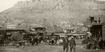 Η πόλη και το κάστρο της Παϊπούρτης (φωτ.:  
Λόρδος Warkworth, «Σημειώσεις από ημερολόγιο στην ασιατική Τουρκία», Λονδίνο 1898 / houshamadyan.org)