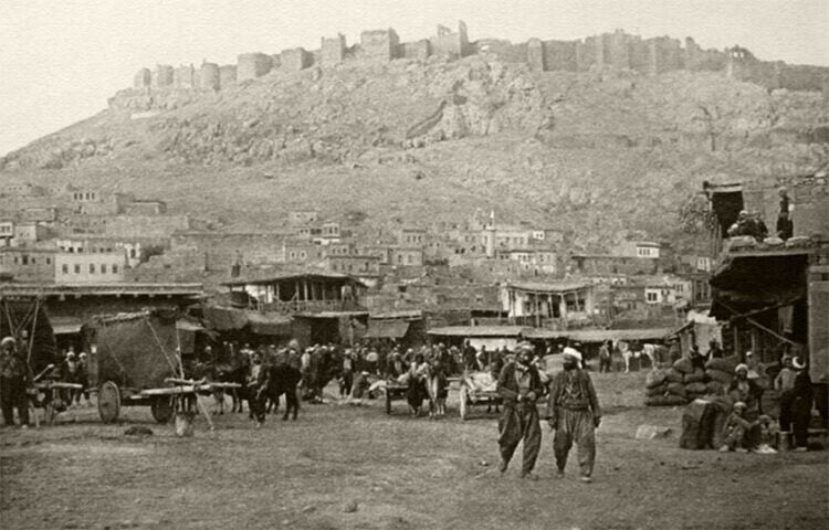Η πόλη και το κάστρο της Παϊπούρτης (φωτ.:  
Λόρδος Warkworth, «Σημειώσεις από ημερολόγιο στην ασιατική Τουρκία», Λονδίνο 1898 / houshamadyan.org)