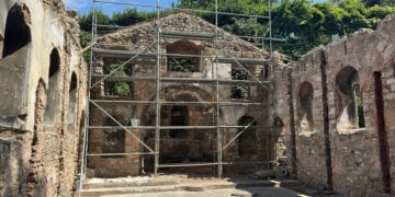 Σκαλωσιά στην Παναγία Παραμυθία, στο πλαίσιο των εργασιών αποκατάστασης (φωτ.: Φως Φαναρίου)