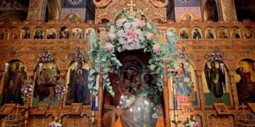 Στολισμένη η ιερή εικόνα από την Αφησιά της Μικρασίας (φωτ.: Θάνος Χατζηγιάννης)
