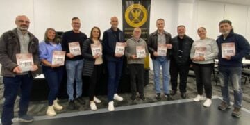 Μέλη της «Παναγίας Σουμελά» Σίδνεϊ με τον έναν εκ των συγγραφέων Παναγιώτη Διαμάντη (δεύτερος από δεξιά) (φωτ.: facebook / Peter Pontios)