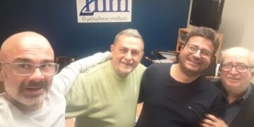 Πρώτος από αριστερά ο πρόεδρος της «Παναγίας Σουμελά» Σίδνεϊ Πέτρος Παπουλίδης και ο Νίκος Πιλτικίδης (τρίτος από αριστερά) με τους συντελεστές της ραδιοφωνικής εκπομπής (φωτ.: facebook/Peter Pontios)