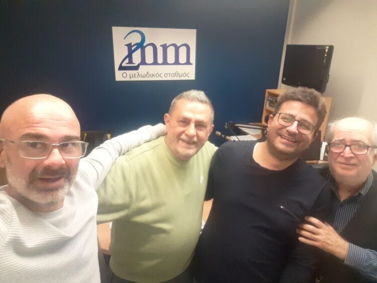 Πρώτος από αριστερά ο πρόεδρος της «Παναγίας Σουμελά» Σίδνεϊ Πέτρος Παπουλίδης και ο Νίκος Πιλτικίδης (τρίτος από αριστερά) με τους συντελεστές της ραδιοφωνικής εκπομπής (φωτ.: facebook/Peter Pontios)