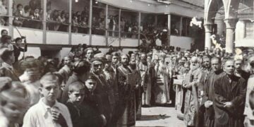 Πλήθος κόσμου συνέρρεε στην Αγιάσο για το πανηγύρι του Δεκαπενταύγουστου (φωτ.: Δημόσια Κεντρική βιβλιοθήκη Μυτιλήνης)
