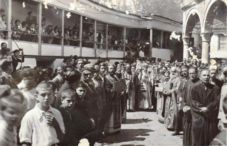 Πλήθος κόσμου συνέρρεε στην Αγιάσο για το πανηγύρι του Δεκαπενταύγουστου (φωτ.: Δημόσια Κεντρική βιβλιοθήκη Μυτιλήνης)