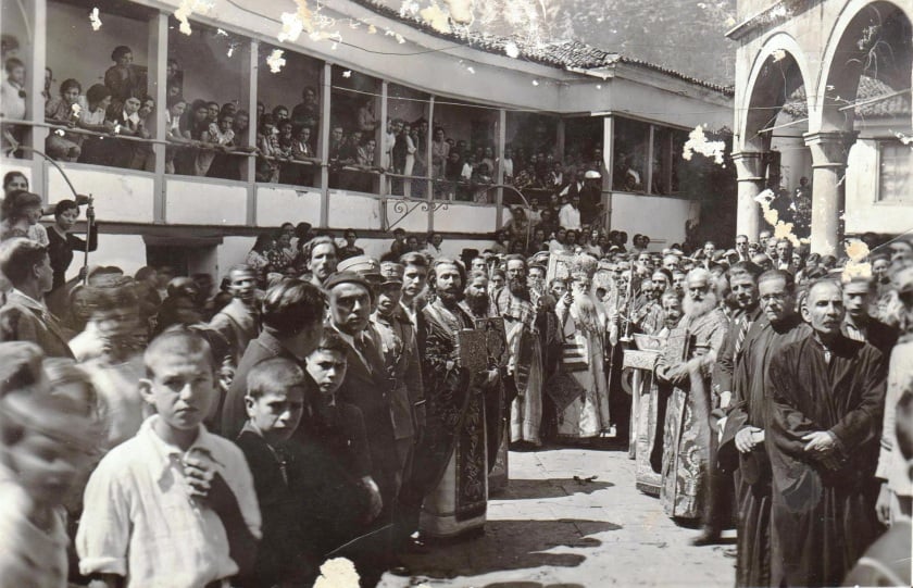 Πλήθος κόσμου συνέρρεε στην Αγιάσο για το πανηγύρι του Δεκαπενταύγουστου (φωτ.: Δημόσια Κεντρική βιβλιοθήκη Μυτιλήνης)