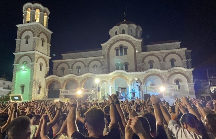 Στιγμιότυπο από την περσινή πανήγυρη στον αυλόγυρο της Παναγίας Σουμελά Αχαρνών (φωτ.: facebook/Ιερός Ναός Παναγία Σουμελά Αχαρνών)