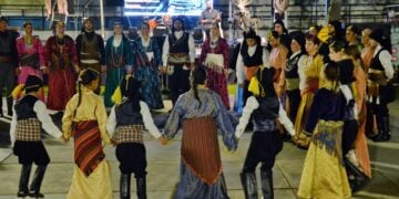 Μικροί και μεγάλοι χορευτές ενώθηκαν και παρουσίασαν ένα όμορφο ποντιακό πρόγραμμα (Φωτ.: facebook/Nikos Alvanoudis)