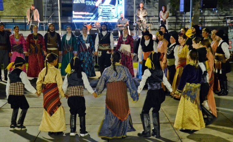 Μικροί και μεγάλοι χορευτές ενώθηκαν και παρουσίασαν ένα όμορφο ποντιακό πρόγραμμα (Φωτ.: facebook/Nikos Alvanoudis)