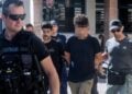 Στιγμιότυπο από την μεταγωγή του 25χρονου κατηγορούμενου για τον εμπρησμό του γηροκομείου, στον ανακριτή για την απολογία του (φωτ.: EUROKINISSI)