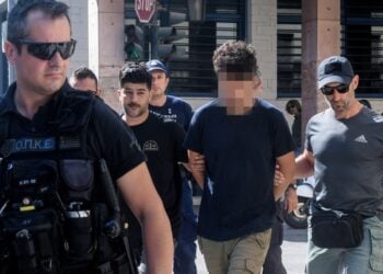 Στιγμιότυπο από την μεταγωγή του 25χρονου κατηγορούμενου για τον εμπρησμό του γηροκομείου, στον ανακριτή για την απολογία του (φωτ.: EUROKINISSI)