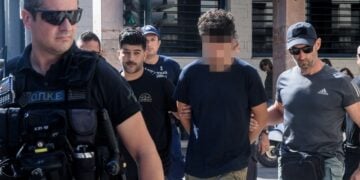 Στιγμιότυπο από την μεταγωγή του 25χρονου κατηγορούμενου για τον εμπρησμό του γηροκομείου, στον ανακριτή για την απολογία του (φωτ.: EUROKINISSI)