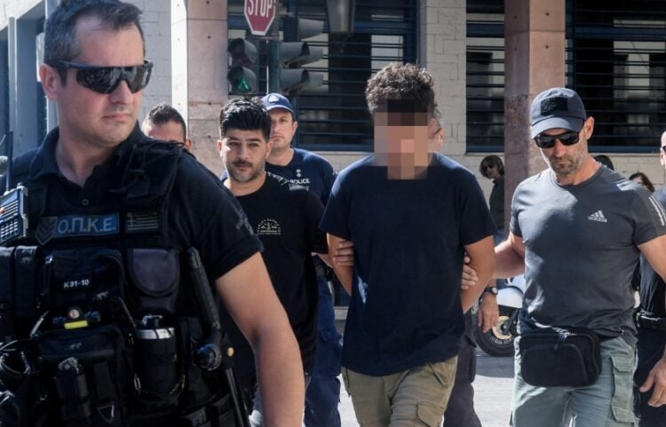 Στιγμιότυπο από την μεταγωγή του 25χρονου κατηγορούμενου για τον εμπρησμό του γηροκομείου, στον ανακριτή για την απολογία του (φωτ.: EUROKINISSI)