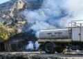 Υδροφόρα του δήμου Πατρέων στις καμένες εκτάσεις (φωτ.: EUROKINISSI)