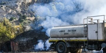 Υδροφόρα του δήμου Πατρέων στις καμένες εκτάσεις (φωτ.: EUROKINISSI)
