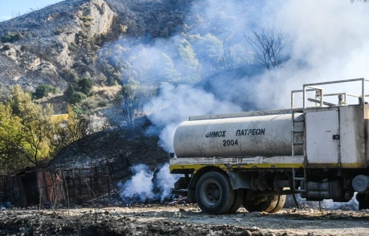 Υδροφόρα του δήμου Πατρέων στις καμένες εκτάσεις (φωτ.: EUROKINISSI)