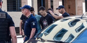 Στιγμιότυπο από την άφιξη στα δικαστήρια Πάτρας των δύο κατηγορούμενων για εμπρησμό (φωτ.: EUROKINISSI)