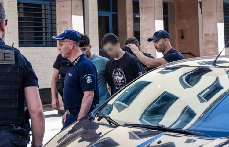 Στιγμιότυπο από την άφιξη στα δικαστήρια Πάτρας των δύο κατηγορούμενων για εμπρησμό (φωτ.: EUROKINISSI)
