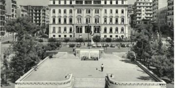 Η πλατεία Διοικητηρίου σε καρτ ποστάλ όπως είχε κατασκευαστεί το 1937
