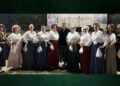 Μέλη των «Αετών του Πόντου» με τον χοροδιδάσκαλο Μάκη Φιλιπποπούλο στη διάρκεια της εκδήλωσης (φωτ.: facebook/Ποντιακός σύλλογος Λουδία «Οι αετοί του Πόντου»)