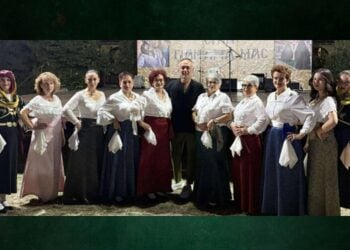 Μέλη των «Αετών του Πόντου» με τον χοροδιδάσκαλο Μάκη Φιλιπποπούλο στη διάρκεια της εκδήλωσης (φωτ.: facebook/Ποντιακός σύλλογος Λουδία «Οι αετοί του Πόντου»)