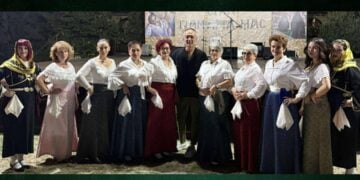 Μέλη των «Αετών του Πόντου» με τον χοροδιδάσκαλο Μάκη Φιλιπποπούλο στη διάρκεια της εκδήλωσης (φωτ.: facebook/Ποντιακός σύλλογος Λουδία «Οι αετοί του Πόντου»)