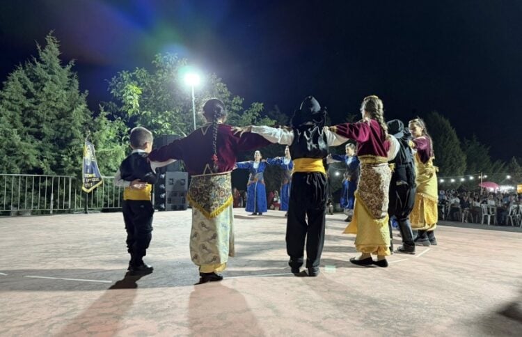 Από μικροί στους ποντιακούς χορούς στο Μανιάκι (φωτ.: facebook/Ποντιακός Σύλλογος Μανιακίου «Αμάσεια»)