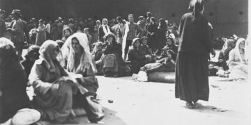 Μικρασιάτες πρόσφυγες σε πλοίο που τους έφερε στη Θεσσαλονίκη (φωτ.: Βιβλιοθήκη του Κογκρέσου)