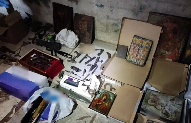 Μέρος όσων βρίσκονταν στον κάδο απορριμμάτων στην Καισαριανή (φωτ.: ΕΛΑΣ)