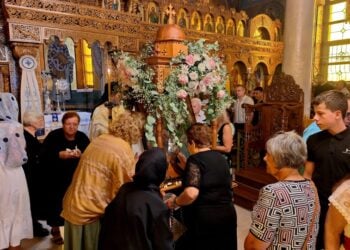 Πλήθος πιστών έσπευσε να προσκυνήσει την εικόνα από την Αφησιά της Μικρασίας (φωτ.: Θάνος Χατζηγιάννης)