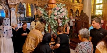 Πλήθος πιστών έσπευσε να προσκυνήσει την εικόνα από την Αφησιά της Μικρασίας (φωτ.: Θάνος Χατζηγιάννης)