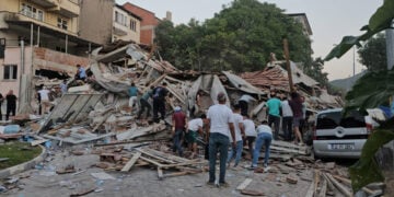 Ζημιές μετά το σεισμό των 6,1 βαθμών στη δυτική Τουρκία, στην πόλη Σιντιργκί (φωτ.: Anadolu)
