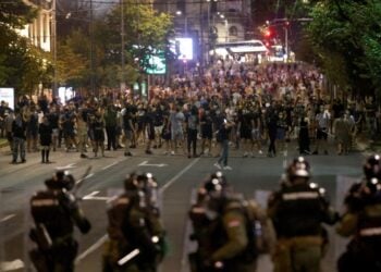 Διαδηλωτές στέκονται απέναντι στους αστυνομικούς στη διάρκεια διαμαρτυρίας στο Βελιγράδι (φωτ.: EPA/Andrej Cukic)