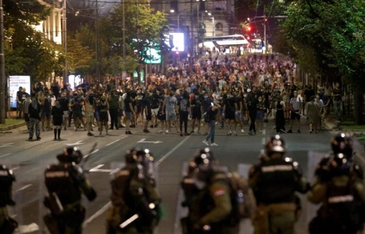 Διαδηλωτές στέκονται απέναντι στους αστυνομικούς στη διάρκεια διαμαρτυρίας στο Βελιγράδι (φωτ.: EPA/Andrej Cukic)