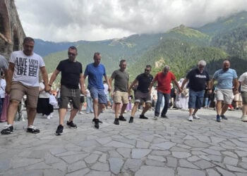 Πυρρίχιος χορός σέρρα στην Παναγία Σουμελά, παραμονές Δεκαπενταύγουστου (φωτ.: Facebook / Giorgos Mixailidis)
