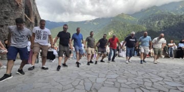 Πυρρίχιος χορός σέρρα στην Παναγία Σουμελά, παραμονές Δεκαπενταύγουστου (φωτ.: Facebook / Giorgos Mixailidis)