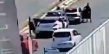 Οι αστυνομικοί διακρίνονται να βγαίνουν από τα οχήματά τους, αφού έχουν περικυκλώσει τον 36χρονο επί της λεωφόρου ΝΑΤΟ (φωτ.: glomex)