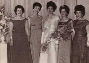 Μέλη του Συλλόγου Γυναικών Καστελλόριζου σε επίσημη εκδήλωση, τη δεκαετία του '60 (φωτ.: Σύλλογος Γυναικών Καστελλόριζου)