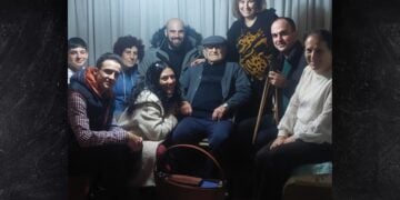 Ο Σπύρος Ερμίδης (κέντρο) ανάμεσα σε μέλη του Συλλόγου Ποντίων Χαϊδαρίου (φωτ.: facebook/Σύλλογος Ποντίων Χαϊδαρίου «Ποντιακή Λύρα»)