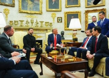 Στιγμιότυπο από τη συνάντηση του Ντόναλντ Τραμπ (δεξιά) με τον Βολοντίμιρ Ζελένσκι (δεύτερος από δεξιά) στο Οβάλ Γραφείο του Λευκού Οίκου (φωτ.: EPA/Aaron Schwartz/POOL)