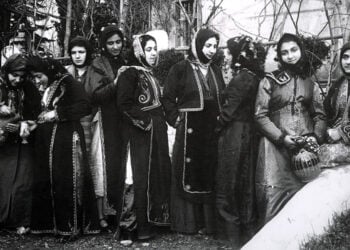 Σινασίτισσες με την τοπική καππαδοκική φορεσιά σε φωτογραφία του 1924 (πηγή: Κέντρο Μικρασιατικών Σπουδών)